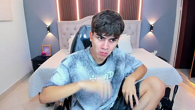 Snapshot of Tommy18__ chatting on March 3, 3:35 am Tommy18 online show from March 3, 3:35 am