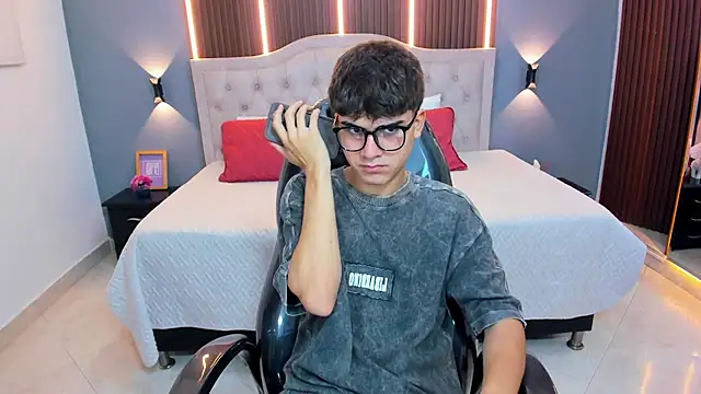 Tommy18   online show from May 5, 3:42 am