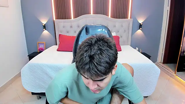 Snapshot of Tommy18__ chatting on January 7, 3:22 am Tommy18 online show from January 7, 3:22 am