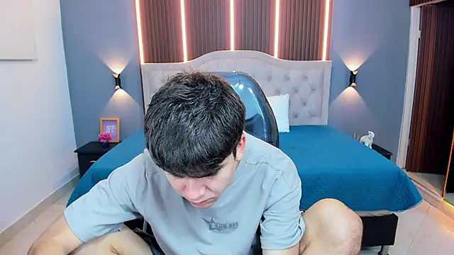 Snapshot of Tommy18__ chatting on January 18, 3:32 am Tommy18 online show from January 18, 3:32 am