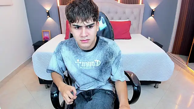 Snapshot of Tommy18__ chatting on January 8, 3:34 am Tommy18 online show from January 8, 3:34 am