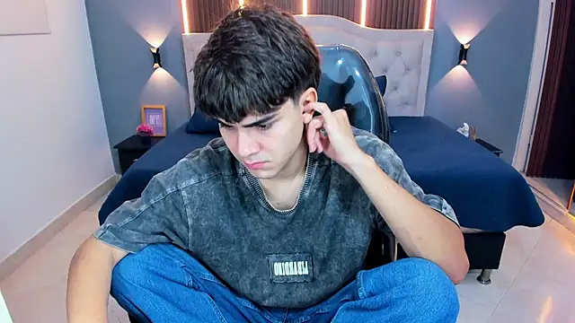 Tommy18   online show from April 19, 3:40 am