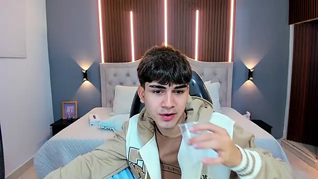 Tommy18   online show from October 11, 3:40 am