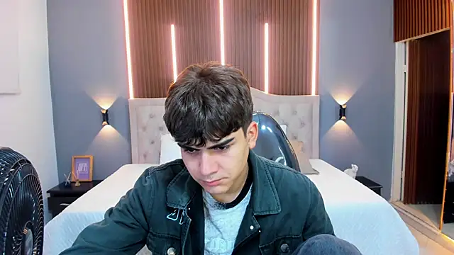 Tommy18   online show from September 9, 3:38 am