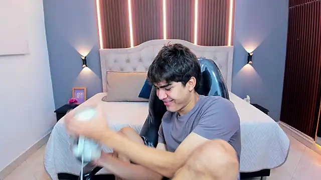 Snapshot of Tommy18__ chatting on February 4, 3:12 am Tommy18 online show from February 4, 3:12 am