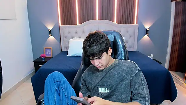 Snapshot of Tommy18__ chatting on February 1, 3:27 am Tommy18 online show from February 1, 3:27 am