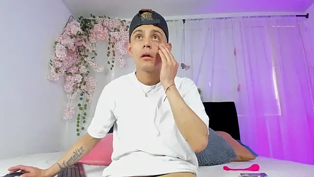 Snapshot of Bonny_and_carrot chatting on December 22, 7:14 pm Bonny and carrot online show from December 22, 7:14 pm