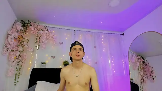 Snapshot of Bonny_and_carrot chatting on December 15, 7:09 pm Bonny and carrot online show from December 15, 7:09 pm