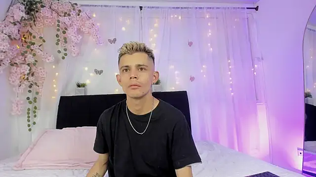 Snapshot of Bonny_and_carrot chatting on December 5, 7:34 pm Bonny and carrot online show from December 5, 7:34 pm