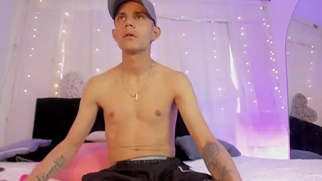 Snapshot of Bonny_and_carrot chatting on November 18, 7:28 pm Bonny and carrot online show from November 18, 7:28 pm