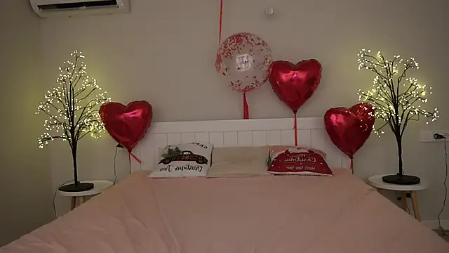 Snapshot of AnnaElys chatting on February 19, 12:35 am AnnaElys online show from February 19, 12:35 am