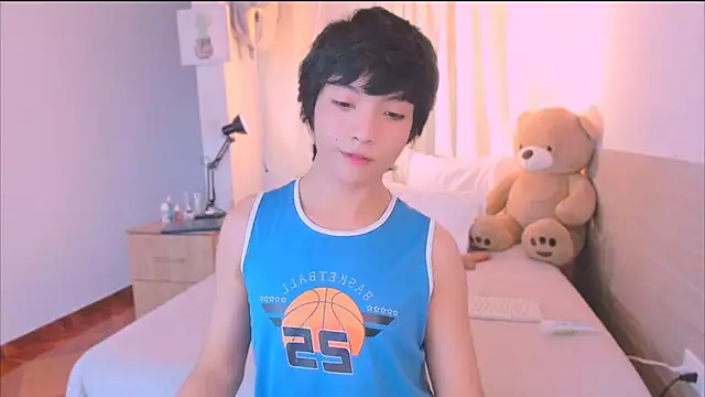 AllanYong18 online show from October 12, 9:16 pm