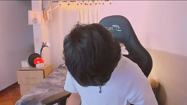 AllanYong18 online show from April 5, 11:28 am