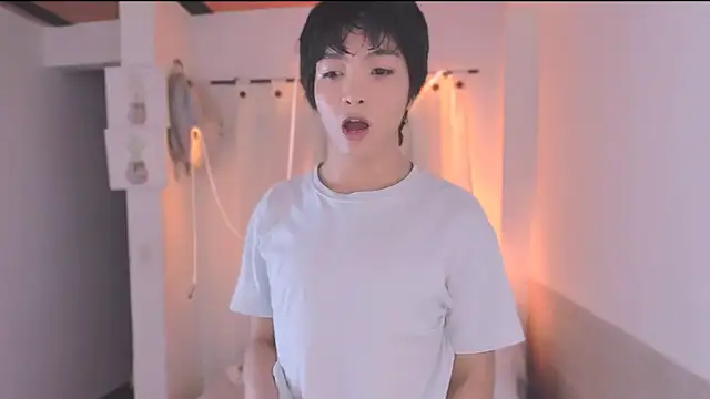 AllanYong18 online show from September 13, 6:35 am