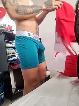 Snapshot of rey692 chatting on February 25, 1:44 pm rey692 online show from February 25, 1:44 pm