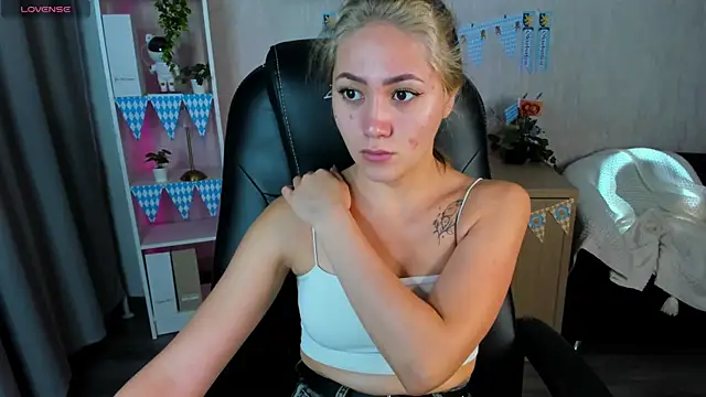 Snapshot of Bellalovesss chatting on October 7, 7:53 am Bellalovesss online show from October 7, 7:53 am