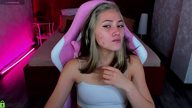 Snapshot of Bellalovesss chatting on October 2, 7:23 am Bellalovesss online show from October 2, 7:23 am