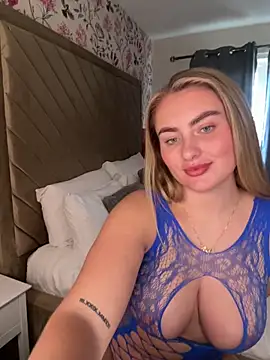 Snapshot of lucyRose_xoxox chatting on September 21, 3:28 pm lucyRose xoxox online show from September 21, 3:28 pm