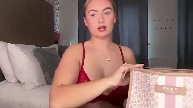 Snapshot of lucyRose_xoxox chatting on September 18, 9:01 am lucyRose xoxox online show from September 18, 9:01 am