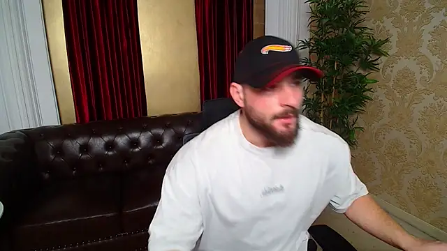 Snapshot of AdamJamesonn chatting on November 17, 5:55 am AdamJamesonn online show from November 17, 5:55 am