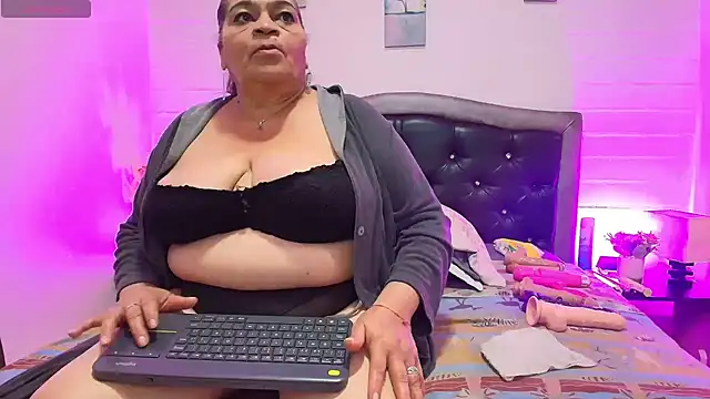 Snapshot of VickyBoobss chatting on June 25, 12:32 pm VickyBoobss online show from June 25, 12:32 pm
