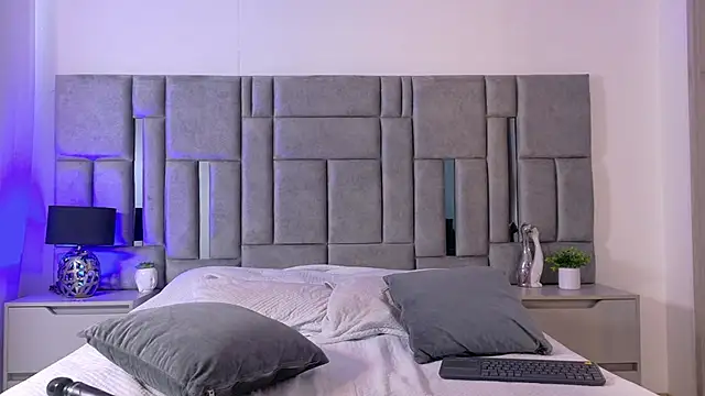 Karla Hudsson online show from November 19, 1:33 pm