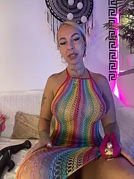 CheekyChels online show from October 3, 9:00 am