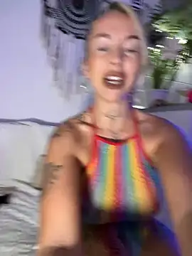 CheekyChels online show from December 1, 4:30 pm