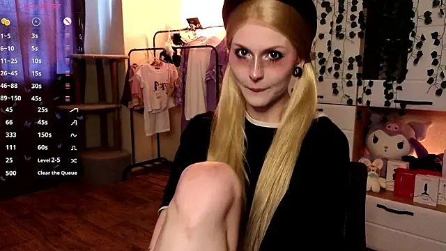 Emily  Mooree online show from October 4, 7:32 am