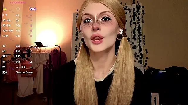 Emily  Mooree online show from October 18, 7:10 am