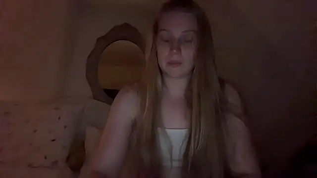 Snapshot of Ella-82 chatting on June 24, 9:01 pm Ella-82 online show from June 24, 9:01 pm