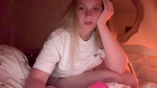 Snapshot of Ella-82 chatting on July 7, 7:28 pm Ella-82 online show from July 7, 7:28 pm