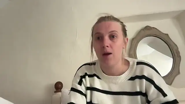 Snapshot of Ella-82 chatting on June 10, 4:19 pm Ella-82 online show from June 10, 4:19 pm