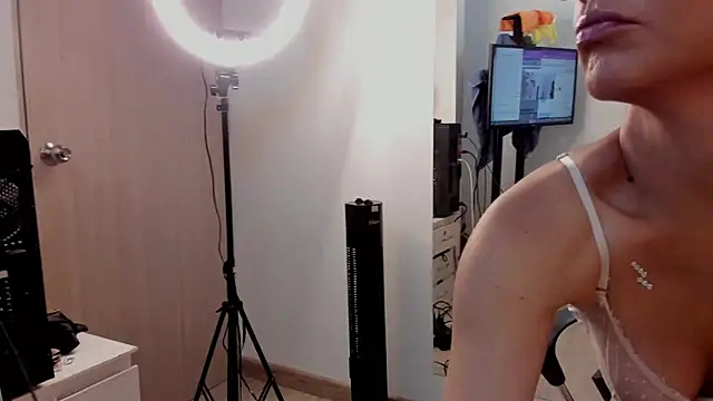 Snapshot of KarenSims chatting on October 4, 12:17 pm KarenSims online show from October 4, 12:17 pm