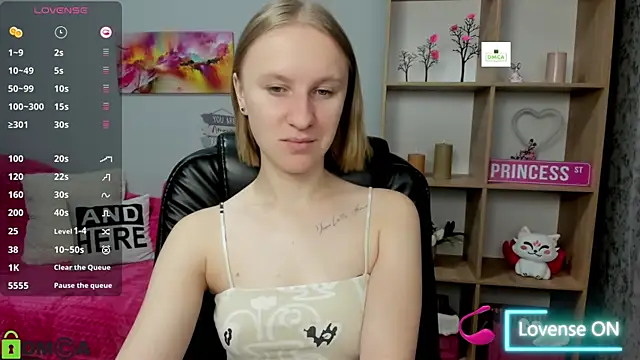 Snapshot of BeautyBlondy chatting on October 14, 6:03 am BeautyBlondy online show from October 14, 6:03 am