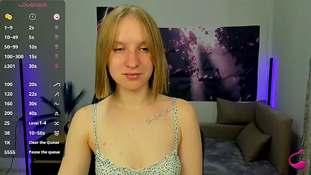 Snapshot of BeautyBlondy chatting on October 22, 12:15 pm BeautyBlondy online show from October 22, 12:15 pm