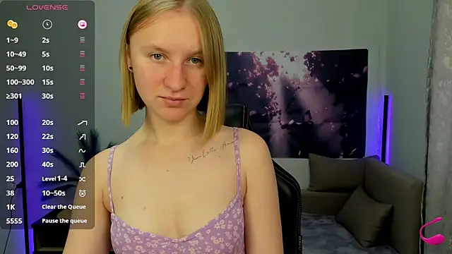 Snapshot of BeautyBlondy chatting on October 25, 12:28 pm BeautyBlondy online show from October 25, 12:28 pm