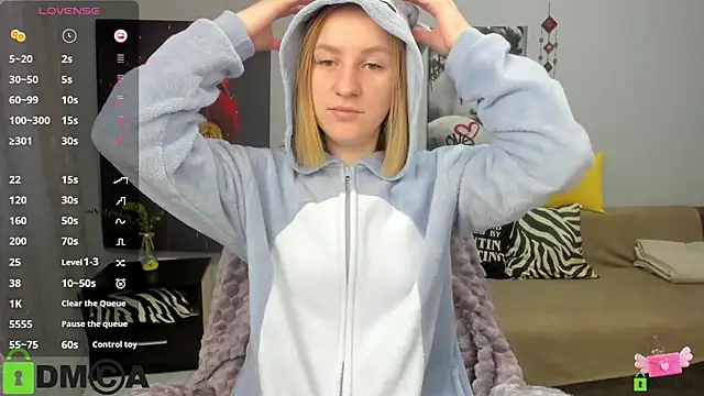 Snapshot of BeautyBlondy chatting on February 24, 1:23 pm BeautyBlondy online show from February 24, 1:23 pm