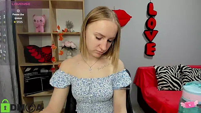 Snapshot of BeautyBlondy chatting on November 28, 1:22 pm BeautyBlondy online show from November 28, 1:22 pm