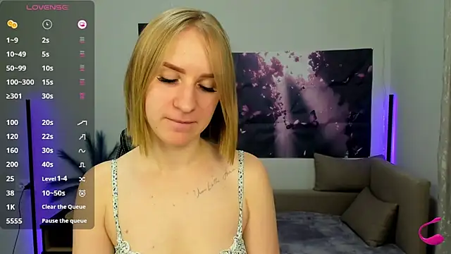 Snapshot of BeautyBlondy chatting on October 28, 1:32 pm BeautyBlondy online show from October 28, 1:32 pm