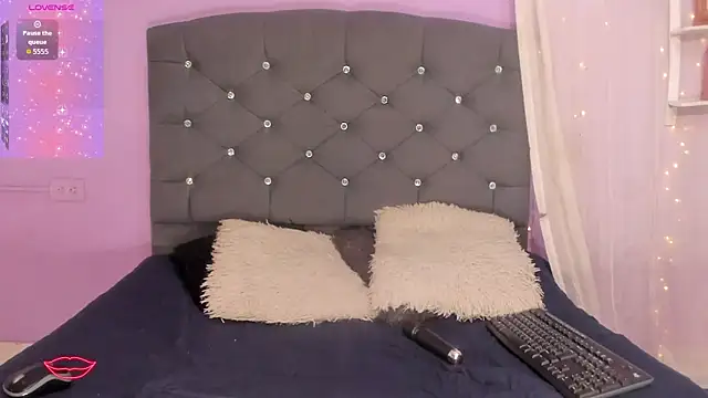 naomii 0 online show from January 8, 1:06 pm