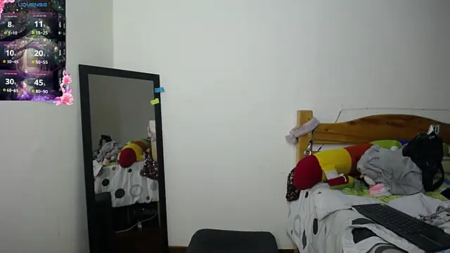 Snapshot of boysLittle chatting on November 9, 5:44 am boysLittle online show from November 9, 5:44 am