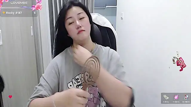 minnie9009 online show from March 18, 2:06 pm