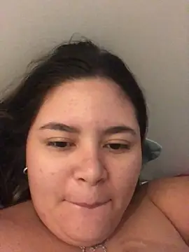 Snapshot of julinha2311 chatting on March 3, 1:23 pm julinha2311 online show from March 3, 1:23 pm