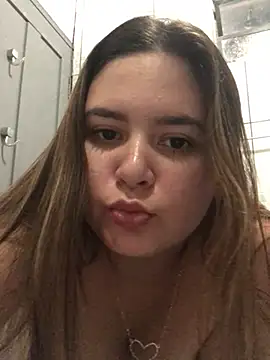 Snapshot of julinha2311 chatting on February 19, 2:33 am julinha2311 online show from February 19, 2:33 am