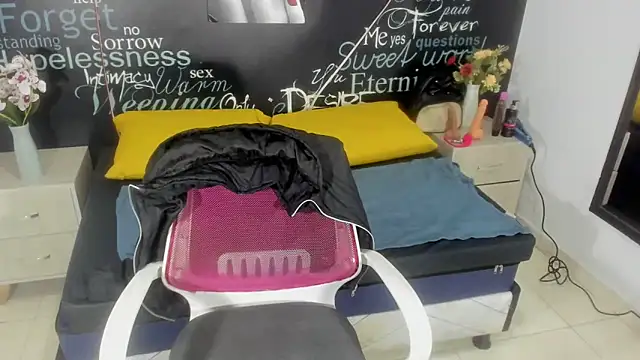 Snapshot of EmmySweett2 chatting on October 27, 1:23 pm EmmySweett2 online show from October 27, 1:23 pm