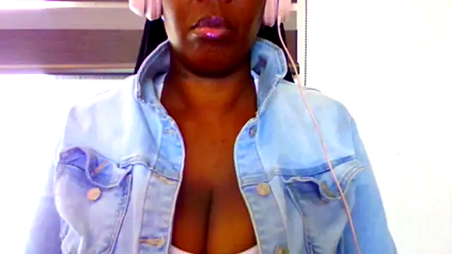 chocolatechipkukky85 online show from April 29, 8:59 pm