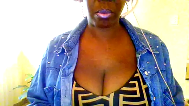 chocolatechipkukky85 online show from April 10, 5:42 pm