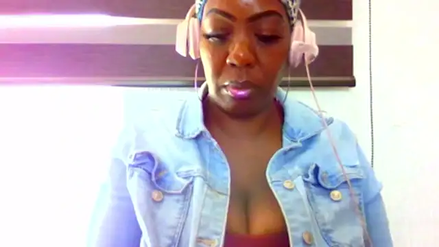 chocolatechipkukky85 online show from April 22, 5:42 pm
