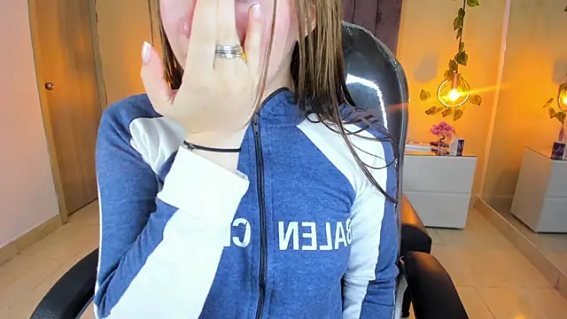 Dahlia Rousse online show from December 21, 6:09 pm